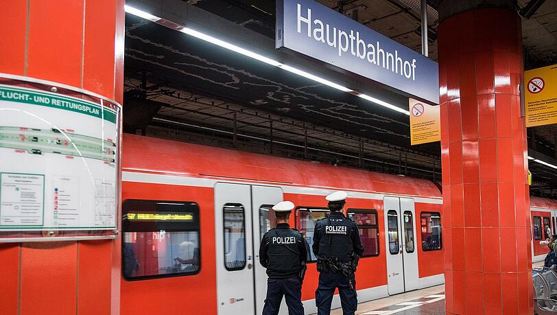 Am S-Bahnsteig fand die Bundespolizei einen blutenden Mann auf dem Boden. Am S-Bahnsteig fand die Bundespolizei einen blutenden Mann auf dem Boden.