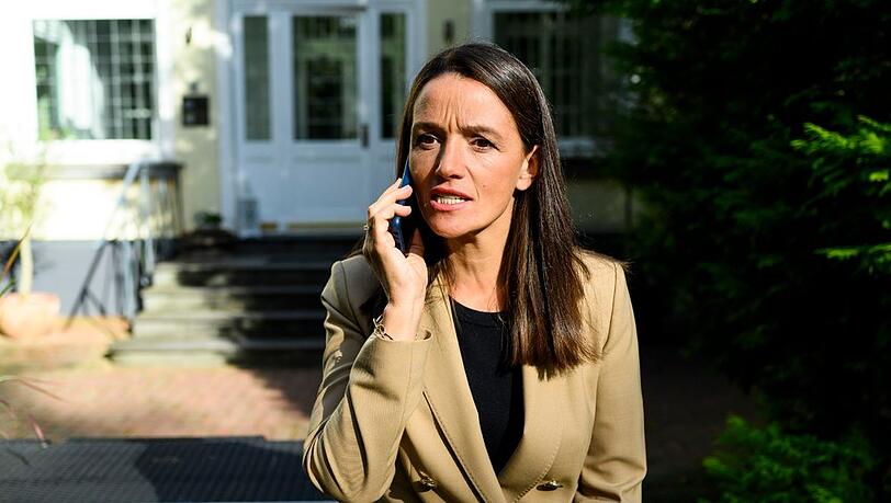 "Alles was zählt": Jenny (Kaja Schmidt-Tychsen) lässt ihren Ärger an Maximilian aus.