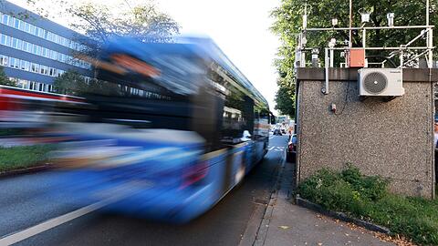 Die Busspur führt direkt an der Luftgüte-Messstation des Bayerischen Landesamts für Umwelt (rechts im Bild) vorbei – Autos passieren die Messstelle jetzt mit entsprechend mehr Abstand auf der einzigen Autofahrspur ganz links.