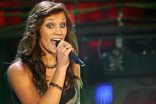 Die schöne Sängerin war 2006 bei der Castingshow DSDS auf Platz 6 gekommen. Im folgenden Jahr erschien ihre Debütsingle.