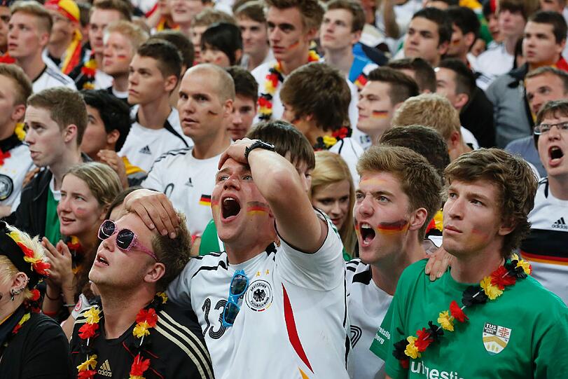 Für ihre Mannschaft geben Fußball-Fans alles - sehen Sie hier die besten Bilder von den Fan-Meilen und aus den Stadien bei der EURO 2012 in Polen und der Ukraine.