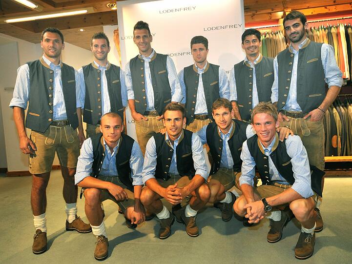 Die Neu-Löwen werden fit für die Wiesn gemacht und bekommen Lederhosen bei Lodenfrey verpasst. Die AZ war bei den Anprobe dabei. Die Bilder