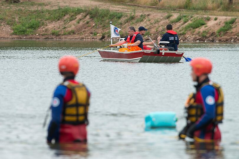 Rettungskräfte suchen am 29.07.2013 in einem Badesee in Pressath (Bayern) nach einem 29 Jahre alten Mann und einen vierjähriger Bub.