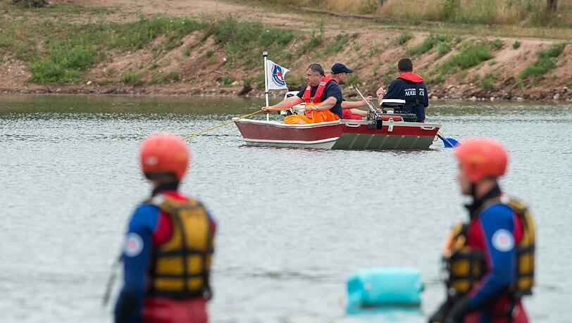 Rettungskräfte suchen am 29.07.2013 in einem Badesee in Pressath (Bayern) nach einem 29 Jahre alten Mann und einen vierjähriger Bub. Rettungskräfte suchen am 29.07.2013 in einem Badesee in Pressath (Bayern) nach einem 29 Jahre alten Mann und einen vierjähriger Bub.