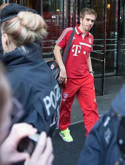 Müde Bayern-Spieler schleppen sich nach einer kurzen Nacht zum Mannschaftsbus.