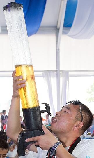 So sieht es aus, wenn China Oktoberfest feiert. Bilder von der Wiesn-Kopie in Qingdao.