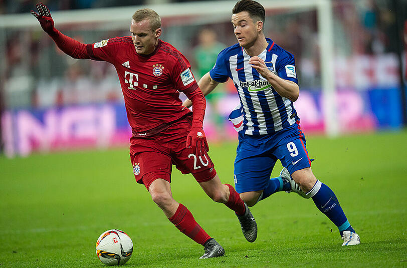 Sebastian Rode (links) im Duell mit dem Herthaner Alexander Baumjohann.
