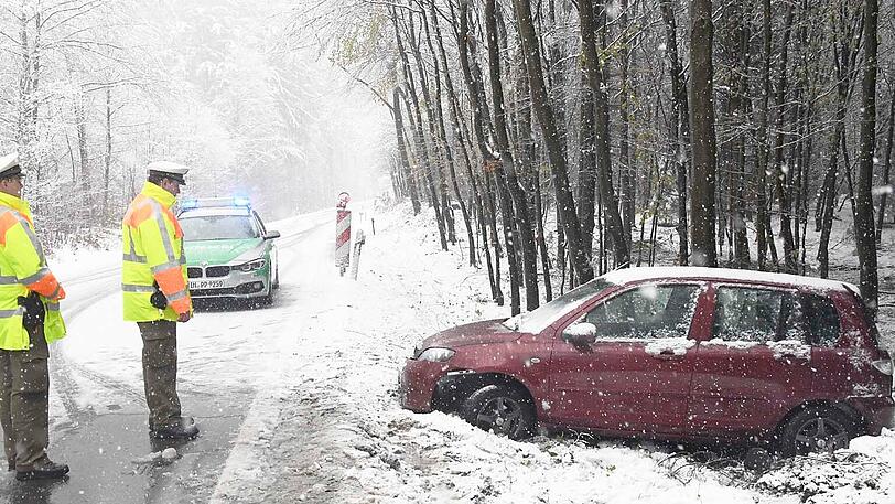 Der starke Schneefall machte das Autofahren am Freitag so riskant.