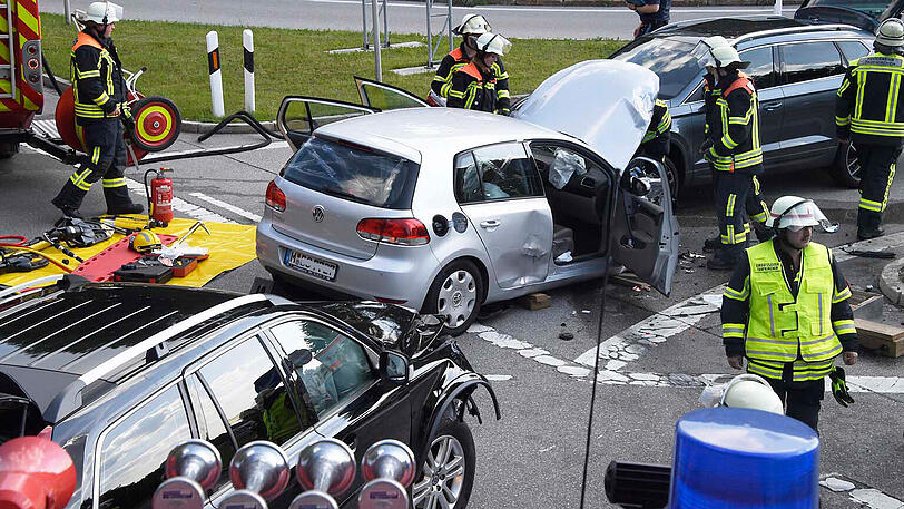 Bei dem Crash zwischen VW, Volvo und Seat wurden drei Personen verletzt, darunter ein kleines Kind.