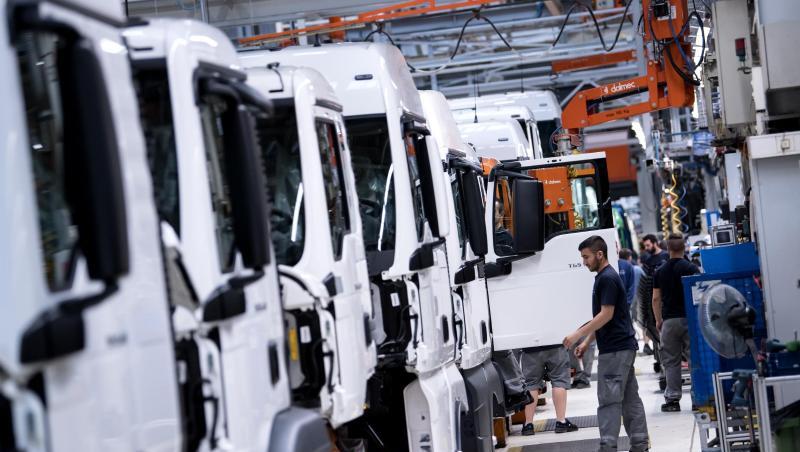 Mitarbeiter von MAN Truck & Bus arbeiten an einer Produktionsstraße an einem LKW. Foto: Sven Hoppe/dpa/Archivbild Mitarbeiter von MAN Truck & Bus arbeiten an einer Produktionsstraße an einem LKW. Foto: Sven Hoppe/dpa/Archivbild