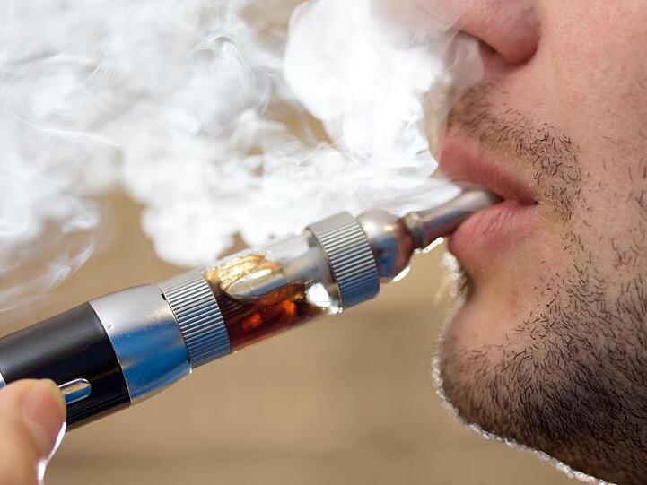 Nach Hunderten Notrufen wegen Vergiftung durch sogenannte Liquids von E-Zigaretten mahnen Experten eine kindersichere Aufbewahrung an.