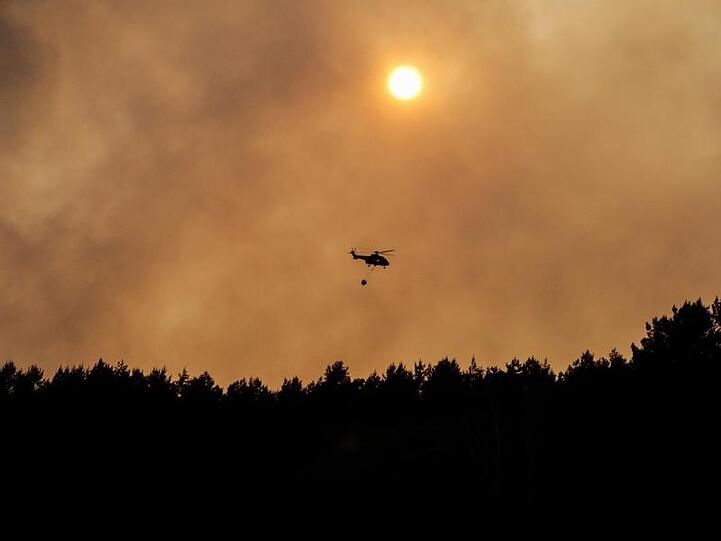 Die Feuerwehr kämpft auf einem ehemaligen Truppenübungsplatz in Jüterbog gegen einen Waldbrand auf 550 Hektar.