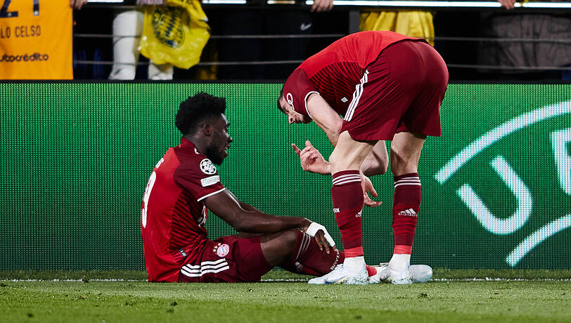 Robert Lewandowski erkundigt sich nach seinem völlig erschöpften Mannschaftskollegen. Robert Lewandowski erkundigt sich nach seinem völlig erschöpften Mannschaftskollegen.