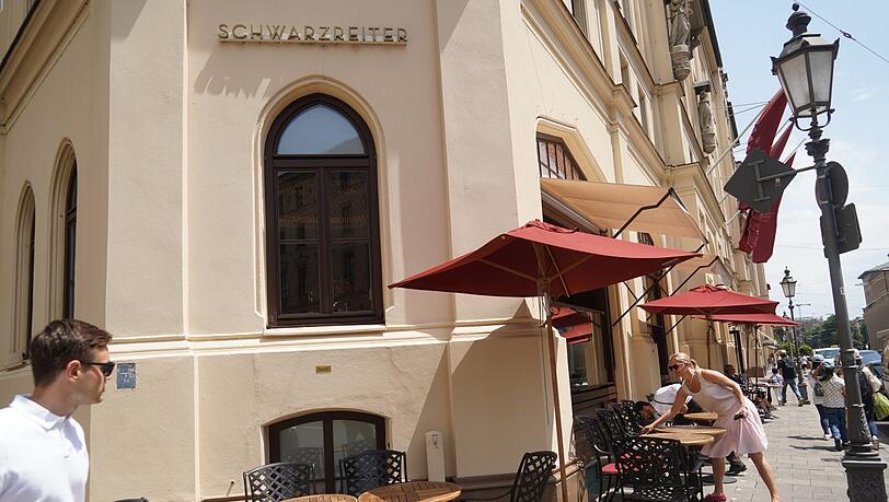 In der Schwarzreiter-Tagesbar kann man drinnen wie draußen an der Maximilianstraße nach wie vor Platz nehmen und genießen.