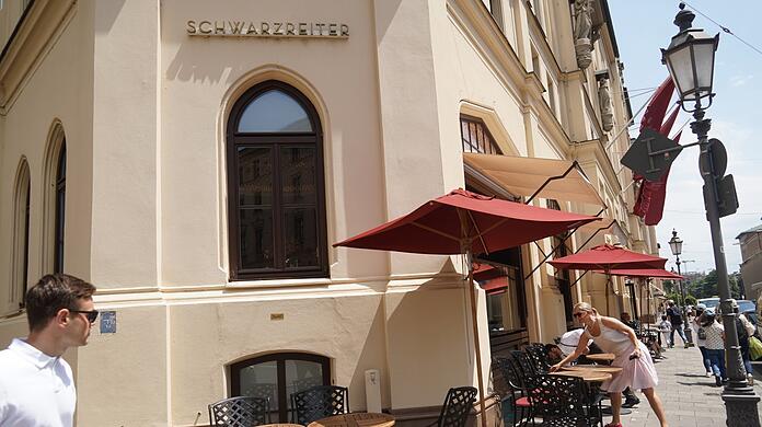 In der Schwarzreiter-Tagesbar kann man drinnen wie draußen an der Maximilianstraße nach wie vor Platz nehmen und genießen.