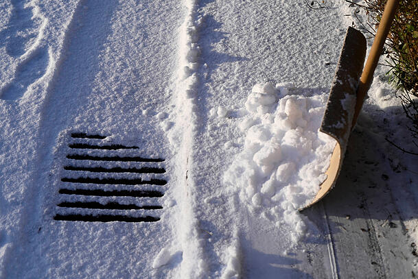 Der Schnee darf auf gar keinen Fall auf Gullydeckel geschoben werden.