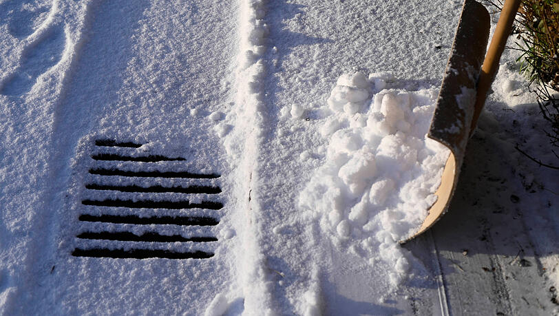 Der Schnee darf auf gar keinen Fall auf Gullydeckel geschoben werden. Der Schnee darf auf gar keinen Fall auf Gullydeckel geschoben werden.