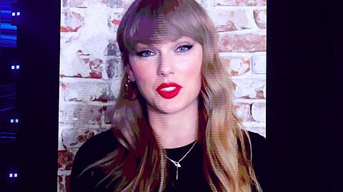 In ihrer Videobotschaft für die iHeartRadio Music Awards 2025 trug Taylor Swift eine schmale Schlangenkette.
