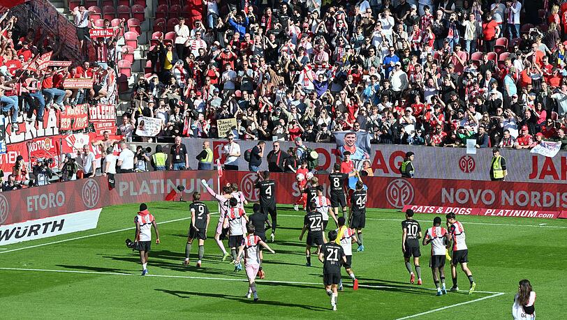 Bejubelten mit den Fans eine spektakul&auml;re Aufholjagd: Die Profis des FC Bayern M&uuml;nchen.