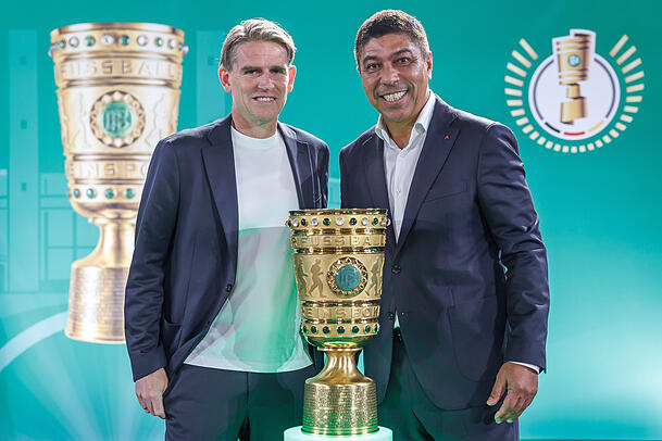 Bayern- Legende Giovane Elber zusammen mit Sportdirektor Freund bei der Handover-Zeremonie vor dem Endspiel.