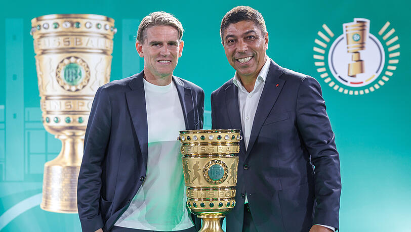Bayern- Legende Giovane Elber zusammen mit Sportdirektor Freund bei der Handover-Zeremonie vor dem Endspiel. Bayern- Legende Giovane Elber zusammen mit Sportdirektor Freund bei der Handover-Zeremonie vor dem Endspiel.