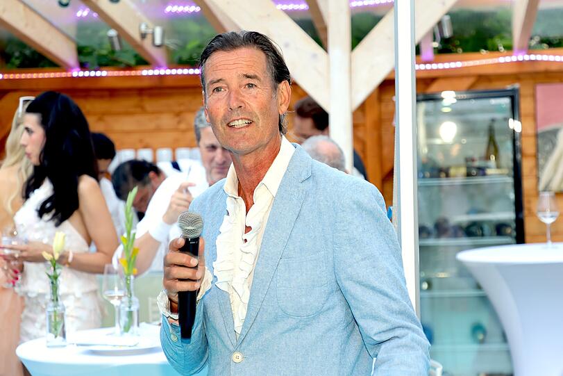 Auch Tenor Jan Menzer griff im Laufe des Abends zum Mikro. Auch Tenor Jan Menzer griff im Laufe des Abends zum Mikro.