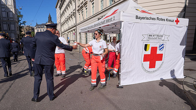 Rund 200 ehrenamtliche Einsatzkr&auml;fte des M&uuml;nchner Roten Kreuzes stehen beim Einzug der Wiesn-Wirte und dem Trachten- und Sch&uuml;tzenzug bereit.