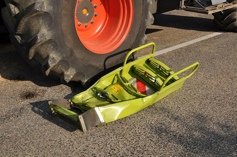 Bei einem Frontalzusammenstoß mit einem Mähdrescher ist am Donnerstag ein Motorradfahrer auf einer Staatstraße bei Polling in Oberbayern ums Leben gekommen.