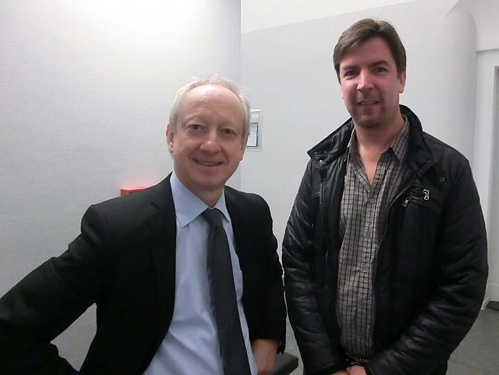 Zahnarzt Robert Hansen (r.) mit Anwalt Friedrich Bernreuther. Der Münchner Zahnarzt hatte Werbung im Internet betrieben und Leistungen wie professionelle Zahnreinigung zu Preisen weit unter den üblichen Sätzen angeboten.
