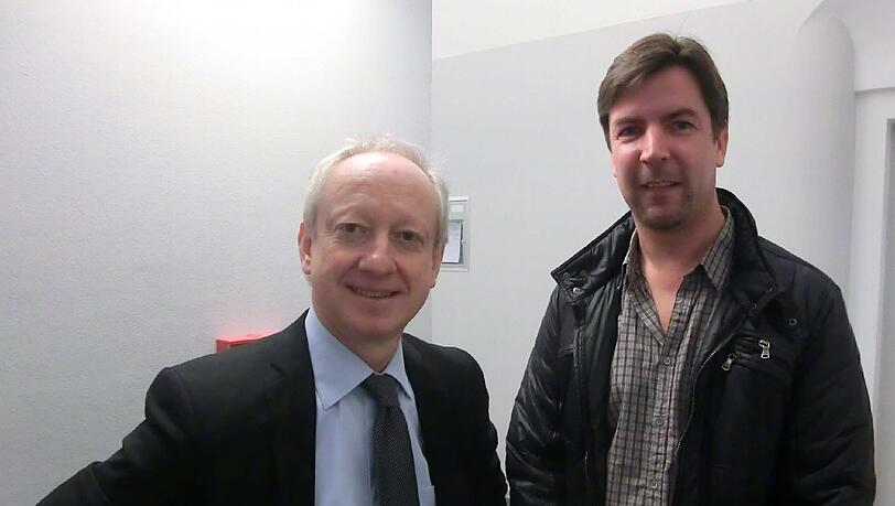 Zahnarzt Robert Hansen (r.) mit Anwalt Friedrich Bernreuther. Der Münchner Zahnarzt hatte Werbung im Internet betrieben und Leistungen wie professionelle Zahnreinigung zu Preisen weit unter den üblichen Sätzen angeboten. Zahnarzt Robert Hansen (r.) mit Anwalt Friedrich Bernreuther. Der Münchner Zahnarzt hatte Werbung im Internet betrieben und Leistungen wie professionelle Zahnreinigung zu Preisen weit unter den üblichen Sätzen angeboten.