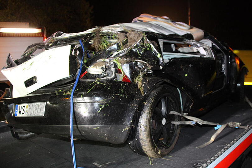 Tragischer Verkehrsunfall bei Attel: Ein 18-Jähriger kam von der B15 ab, prallte gegen die Leitplanke und kam bei dem Unfall ums Leben. Die Bilder vom Unfallort.