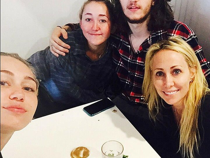 Miley Cyrus (li.) verbringt einen Tag mit ihrer Familie
