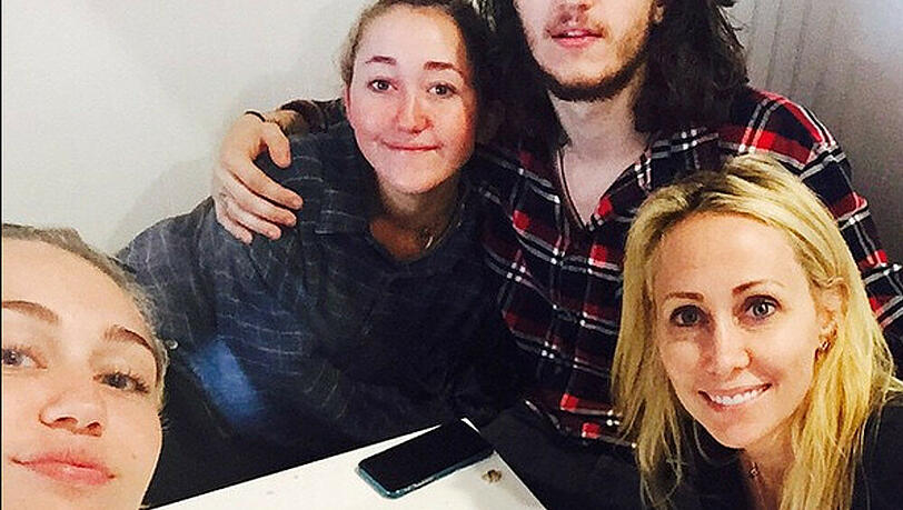 Miley Cyrus (li.) verbringt einen Tag mit ihrer Familie Miley Cyrus (li.) verbringt einen Tag mit ihrer Familie