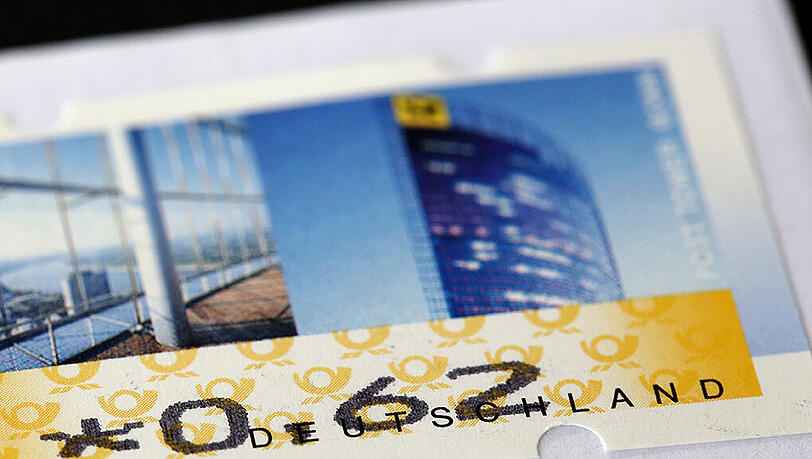 Das Bundeskartellamt wirft der Post vor, in der Vergangenheit seine marktbeherrschende Stellung missbräuchlich ausgenutzt und dadurch Wettbewerber behindert zu haben. Das Bundeskartellamt wirft der Post vor, in der Vergangenheit seine marktbeherrschende Stellung missbräuchlich ausgenutzt und dadurch Wettbewerber behindert zu haben.