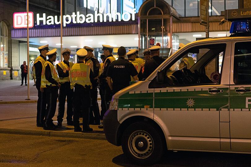 Die Bilder von den Vorbereitungen: Ab 20 Uhr begann die Polizei damit, den Bahnhof abzuriegeln.