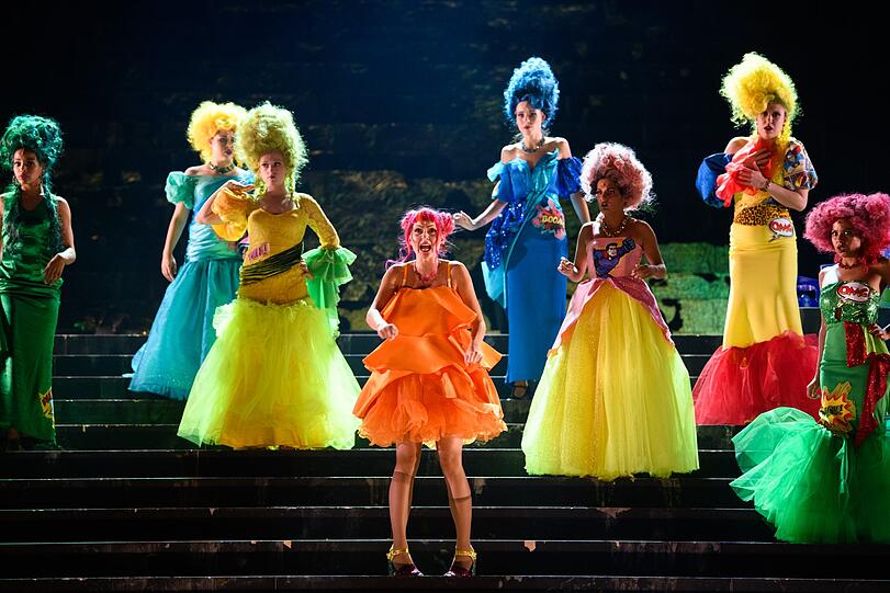 Patrizia Unger (Charlotte) und das Ensemble.