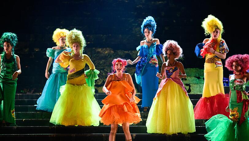 Patrizia Unger (Charlotte) und das Ensemble. Patrizia Unger (Charlotte) und das Ensemble.