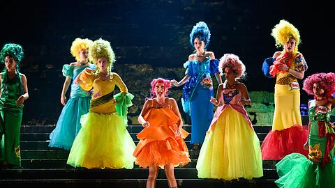 Patrizia Unger (Charlotte) und das Ensemble.