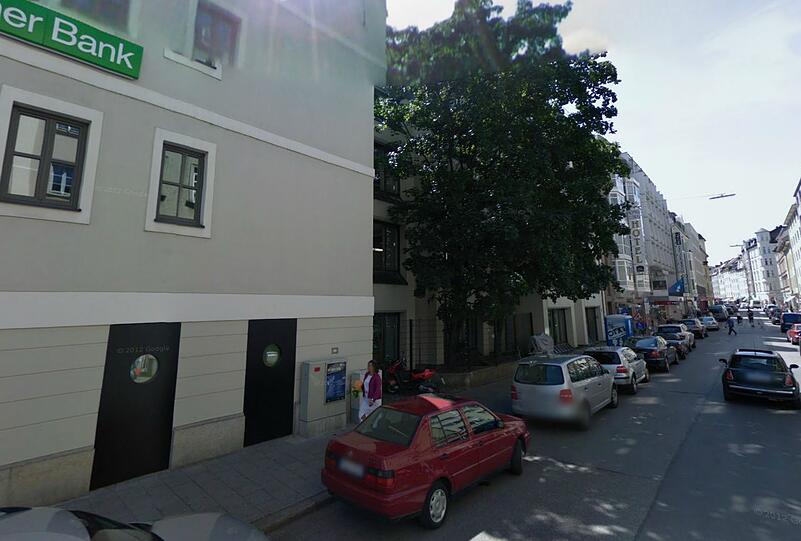 So hat es ausgesehen, bevor die Abrissbagger kamen. Blick in die Hohenzollernstraße, links das alte Commerzbank-Gebäude.
