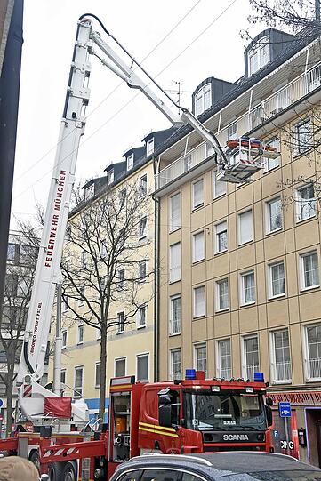 Einsatz in der Schillerstraße: Der Patient wurde mit einem Kran aus dem Fenster gehievt.