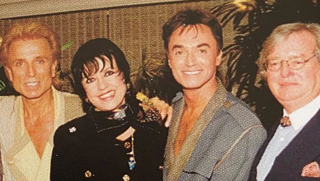 Daheim bei Siegfried und Roy: Uschi Ackermann mit Ehemann Gerd Käfer (r.) 1996 in Las Vegas. Daheim bei Siegfried und Roy: Uschi Ackermann mit Ehemann Gerd Käfer (r.) 1996 in Las Vegas.