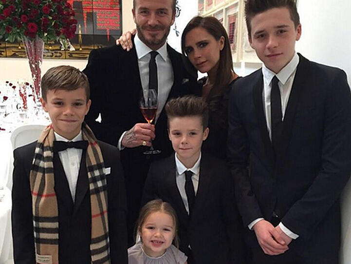 Eine schrecklich schöne Familie: Dieses Bild postete Victoria Beckham zum Hochzeitstag am 4. Juli - auch der kleinen Harper scheint es zu gefallen