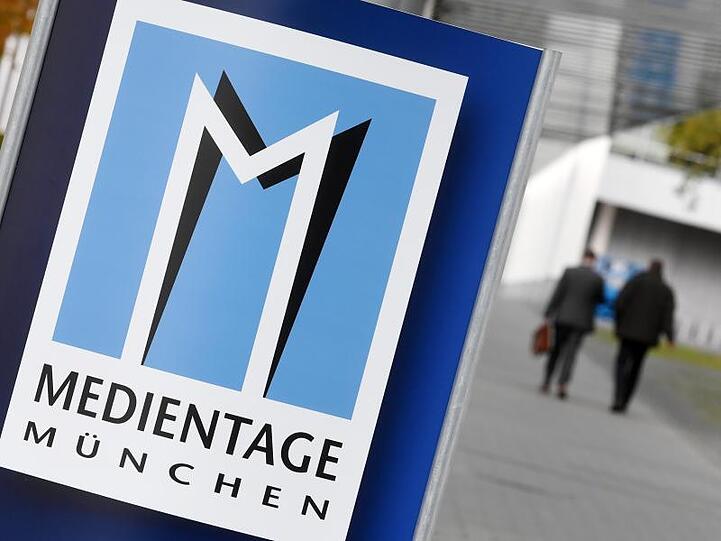 Ein Plaket der Medientage München. Foto: Tobias Hase/dpa/Archivbild