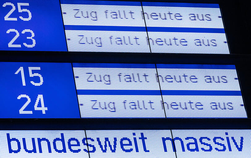 "Zug fällt heute aus" und "bundesweit massiv" steht auf einer Anzeigetafel im Hauptbahnhof München.