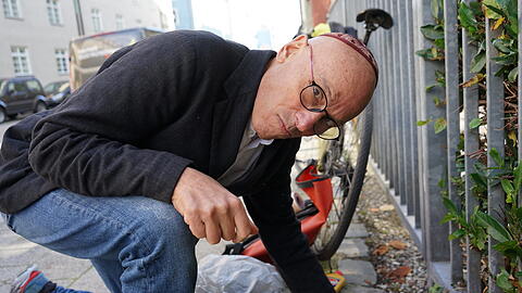 Immer mit Kippa, (fast) immer guter Laune: Terry Swartzberg beim Termin mit der AZ in Sendling.