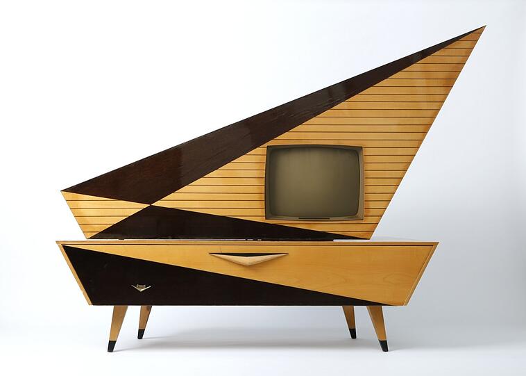Man glaubt gar nicht, was alles in diesem Sideboard „Kuba Komet 1223 SL“ aus den spätern 1950er Jahren unterkommt: vom Fernseher über ein Rundfunkgerät bis zum Plattenspieler.