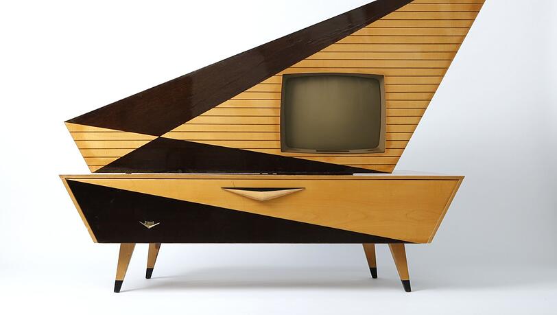 Man glaubt gar nicht, was alles in diesem Sideboard "Kuba Komet 1223 SL" aus den spätern 1950er Jahren unterkommt: vom Fernseher über ein Rundfunkgerät bis zum Plattenspieler. Man glaubt gar nicht, was alles in diesem Sideboard "Kuba Komet 1223 SL" aus den spätern 1950er Jahren unterkommt: vom Fernseher über ein Rundfunkgerät bis zum Plattenspieler.
