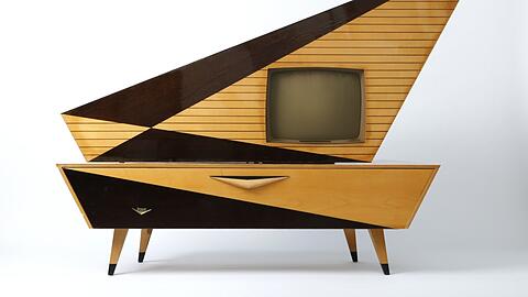 Man glaubt gar nicht, was alles in diesem Sideboard "Kuba Komet 1223 SL" aus den spätern 1950er Jahren unterkommt: vom Fernseher über ein Rundfunkgerät bis zum Plattenspieler.