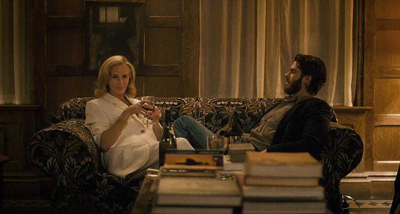 Julia Roberts als Alma and Andrew Garfield als Hank.