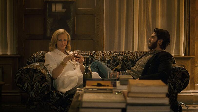 Julia Roberts als Alma and Andrew Garfield als Hank.